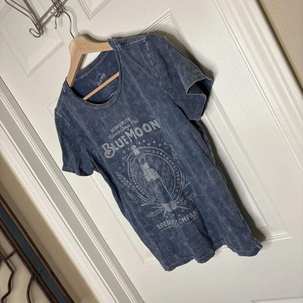 Lucky Blue Moon Officially Branded Women's Fitted T-Shirt Size Medium - Picture 2 of 5